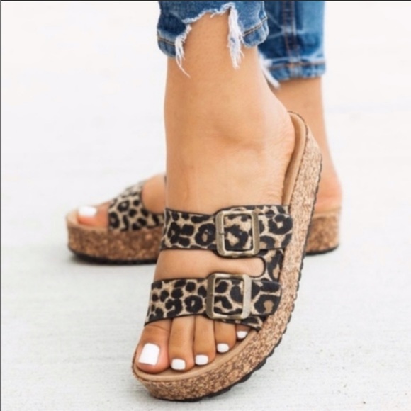 💋 ALI Leopard Print Buckle Platforms! - Picture 2 of 3